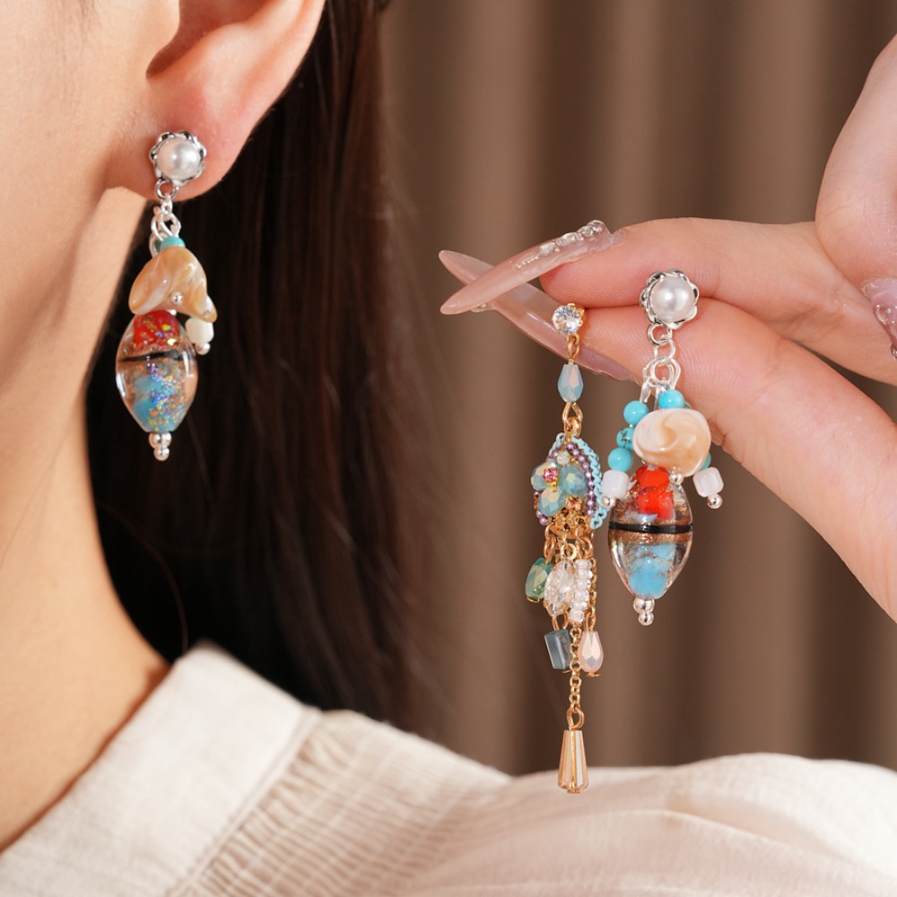 Women Fashion Photoshoot - Boucles d'oreilles pendantes à pompon en